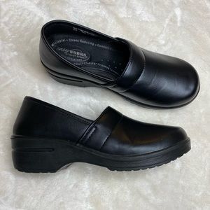 Easy Works Black Slip Resistant Non-Marking Nursing Clogs size 10
